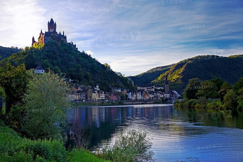 Town view of Cochem on the Moselle with Reichsburg Castle, Rhineland-Palatinate, Germany, Europe