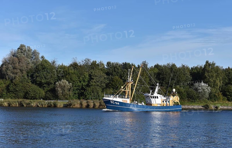 Crab cutter Heimdall sailing through the Kiel Canal, Kiel Canal, Schleswig-Holstein, Germany, Europe