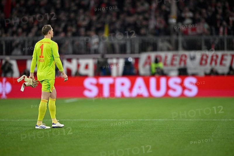 Goalkeeper Manuel Neuer FC Bayern Munich FCB (01) leaves the pitch after a red card, perimeter advertising STRAUSS, DFB-Pokal round of 16, Allianz Arena, Munich, Bayern, Germany, Europe
