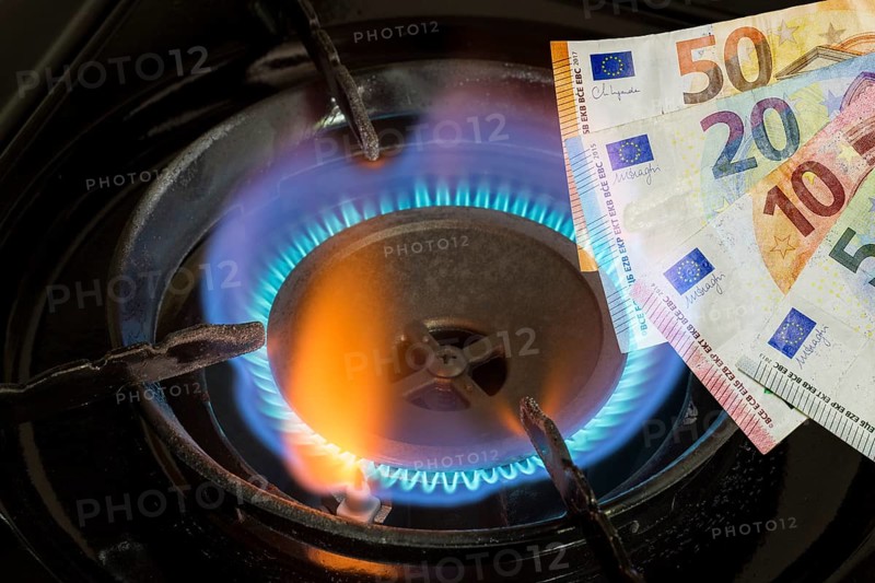 Symbolic image, gas cooker, gas flame, gas price, gas price increase, energy, energy costs, banknotes, euro