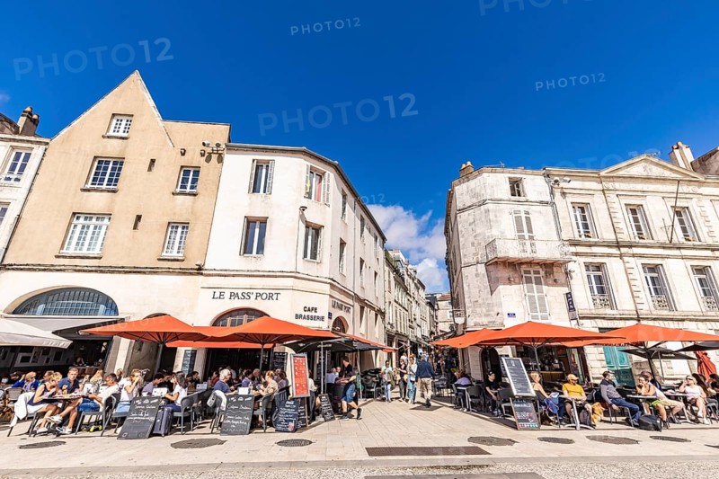 Restaurants and cafes on Quai Duperre, Old Port, Old Town, La Rochelle, Atlantic Coast, Aquitaine, New Aquitaine, France, Europe