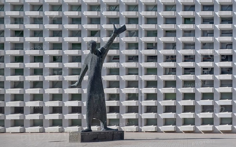 The Admonisher, sculpture by Hilde Schürk-Frisch, sculpture, bronze, Catholic Church St Mariä Himmelfahrt, Ahaus, Münsterland, North Rhine-Westphalia, Germany, Europe