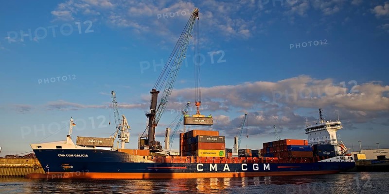 Container ship loading in Steinwerder Harbour at the South-West Terminal, Norderelbe, Hamburg, Germany, Europe