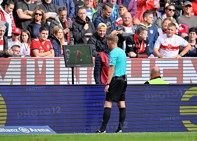 Video assist, referee Christian Dingert checks his decision on the monitor, Allianz Arena, Munich, Bavaria, Germany, Europe