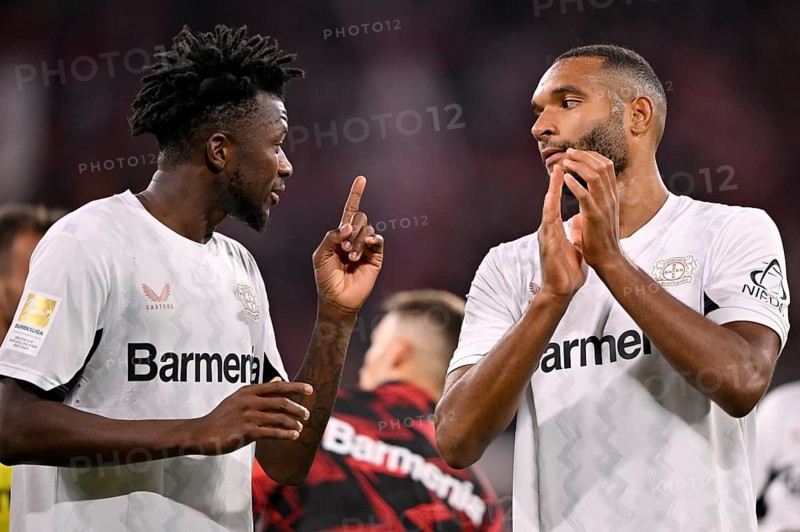 Edmond Tapsoba Bayer 04 Leverkusen (12) in conversation, discussion with Jonathan Tah Bayer 04 Leverkusen (04) gestures, gesture, Allianz Arena, Munich, Bavaria, Germany, Europe