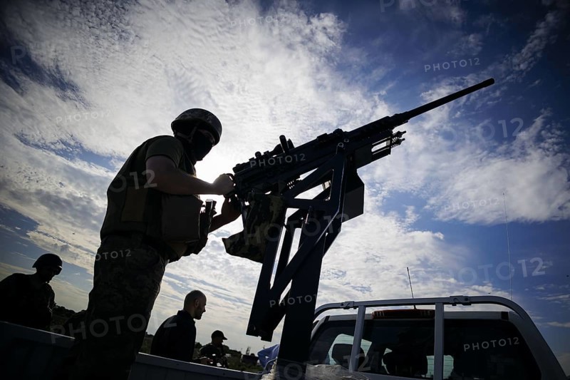 A soldier from a Mobile Air Defence unit stands at a machine gun mounted on a pickup truck. Kyiv, 21.05.2024. Photographed on behalf of the Federal Foreign Office