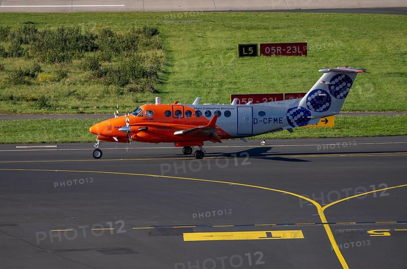 Düsseldorf Airport, D-CFME FCS, Flight Calibration Services Beechcraft 350 Super King Air, specialised aircraft for measuring navigation systems at airports
