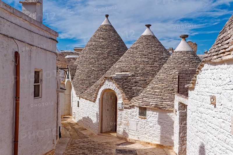 Whitewashed trulli, round houses with stone roofs, in the southern Italian town of Alberobello. The historic town centre, which is entirely built up with trulli, is a UNESCO World Heritage Site. Alberobello, Apulia, Southern Italy, Southern Europe