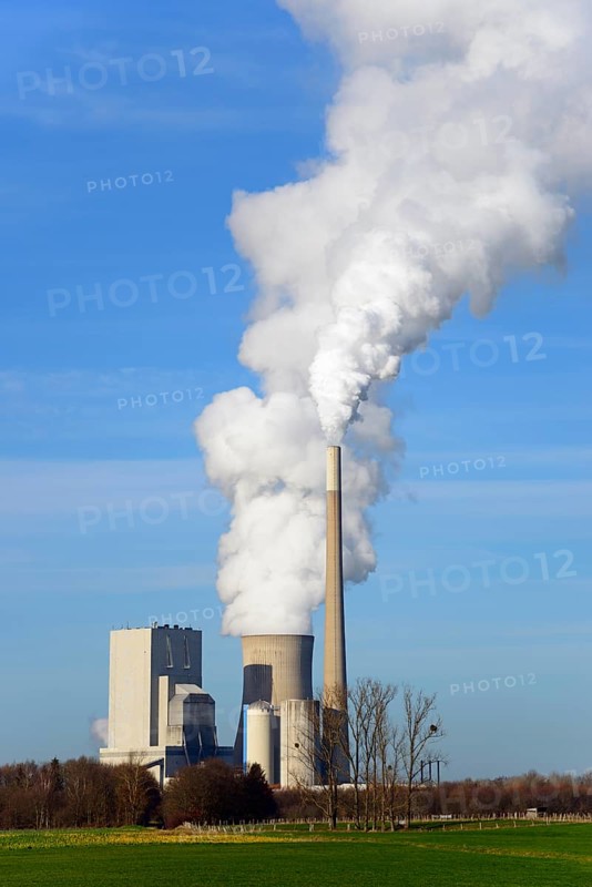 Large industrial plant with smoking chimney under a blue sky, coal-fired power plant, coal-fired power station, Mehrum, Peine district, Lower Saxony, Germany, Europe