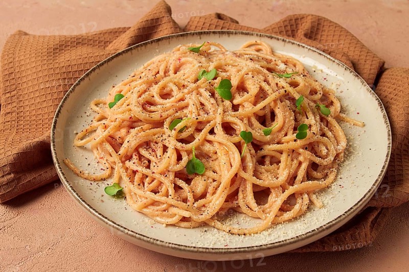 Spaghetti carbonara, in creamy garlic sauce, pasta in white sauce, homemade, no people
