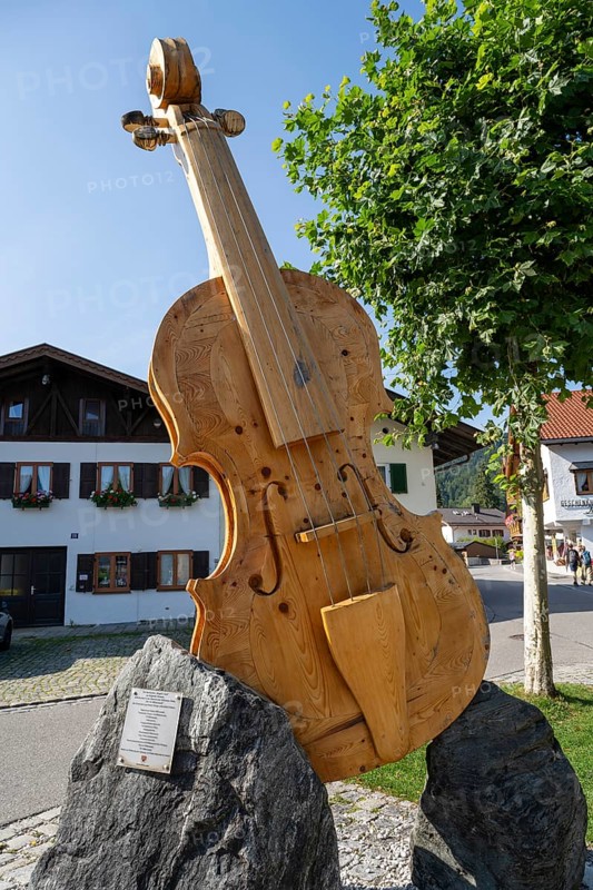 Wooden sculpture of a violin, monument, Im Gries, Mittenwald, Werdenfelser Land, Upper Bavaria, Bavaria, Germany, Europe
