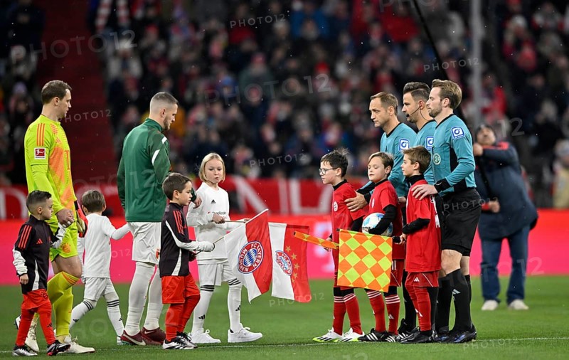 Ball kids, line up in front of kick-off of a Bundesliga match, referee team around referee Daniel Schlager, Sven Waschitzki-Günther, Arno Blos, goalkeeper Manuel Neuer FC Bayern Munich FCB (01) Jeffrey Gouweleeuw FC Augsburg FCA (06) Allianz Arena, Munich, Bavaria, Germany, Europe