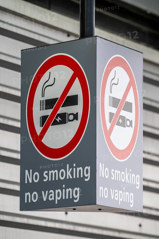 Smoking ban sign, for normal cigarettes and e-cigarettes, vaporisers, vaporisers, Amsterdam Schiphol Airport