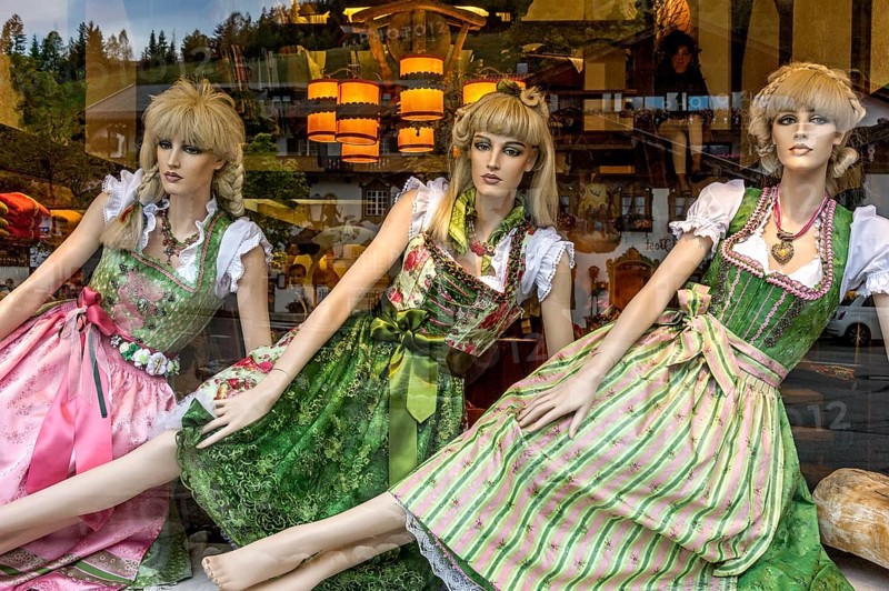 Shop window of fashion shop for traditional costumes, female mannequins, woman in dirndl, Wallgau, Werdenfelser Land, Upper Bavaria, Bavaria, Germany, Europe