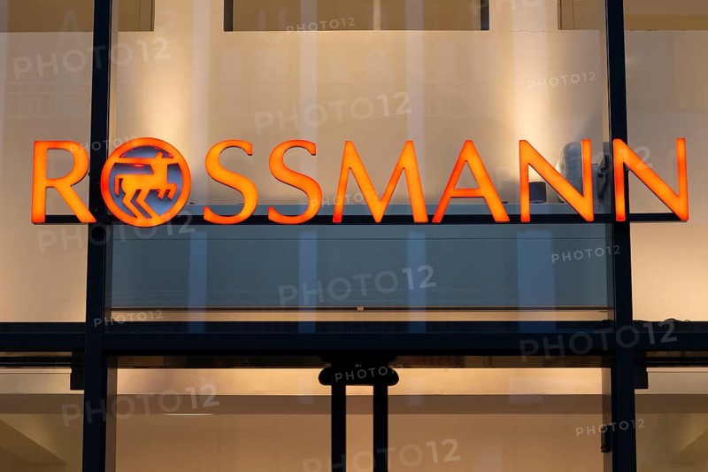 Rossmann, facade with sign and logo, illuminated, Essen, Ruhr area, North Rhine-Westphalia, Germany, Europe