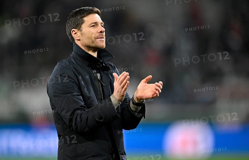 Coach Xabi Alonso Bayer 04 Leverkusen clapping his hands in encouragement, applause WWK Arena, Augsburg, Bavaria, Germany, Europe