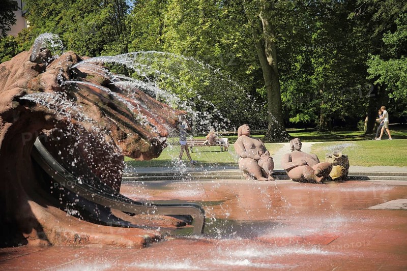 Water spray field, ornamental fountain Water features with sculptures in the park, park, Günthersburgpark, Bornheim, Main, Frankfurt, Hesse, Germany, Europe