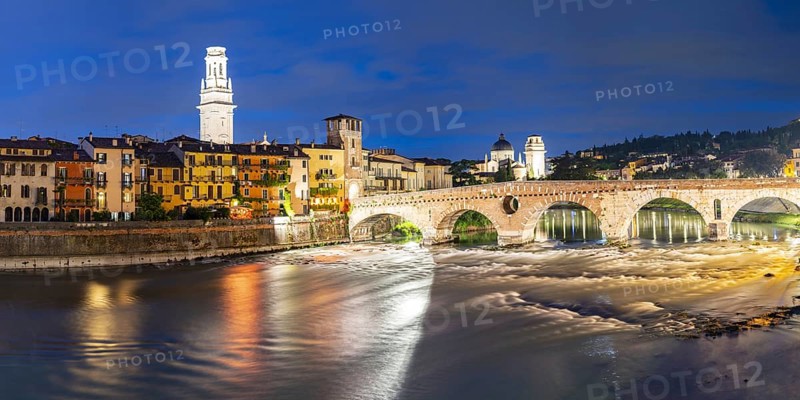 Old Town with the Adige River, Ponte Pietra, Verona, Adige Valley, Veneto, Italy, Europe