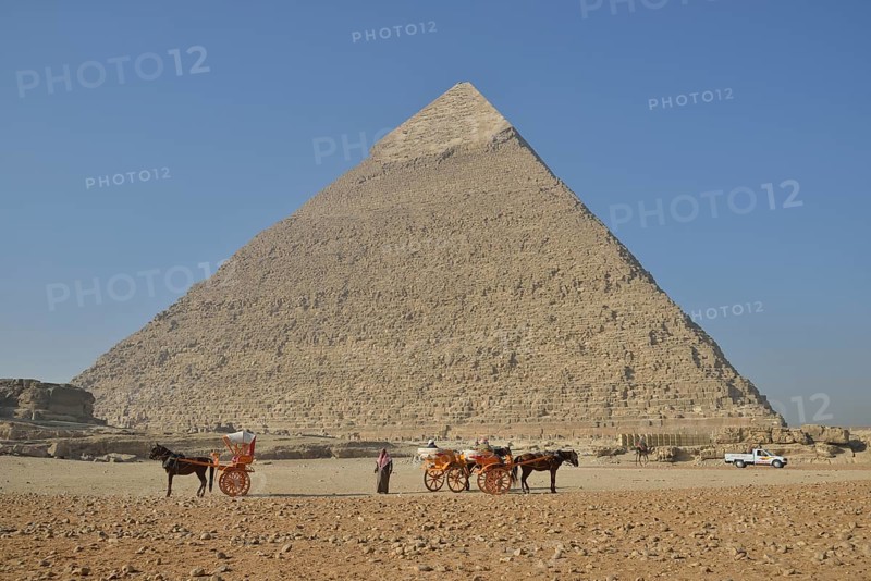 Empty carriages for tourists in front of the Pyramid of Chephren, Giza, Egypt, Africa