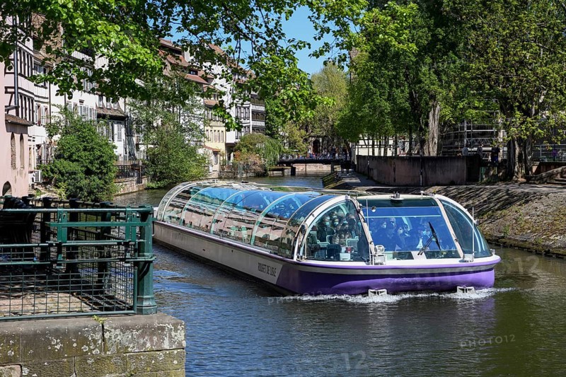 Excursion boat on the Ill, Old Town or Grand Ile, Strasbourg, Département Bas-Rhin, Alsace, France, Europe