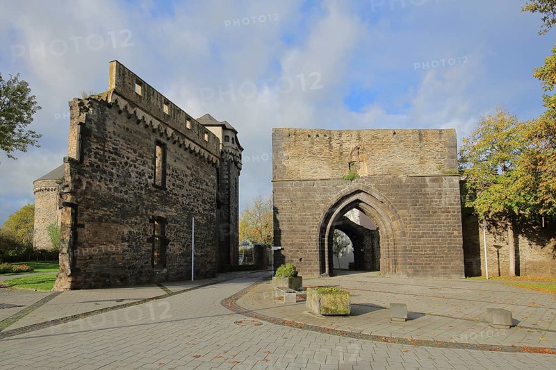 Koblenz Gate with historic town castle and town fortifications, castle, Andernach, Rhineland-Palatinate, Upper Middle Rhine Valley, Germany, Europe