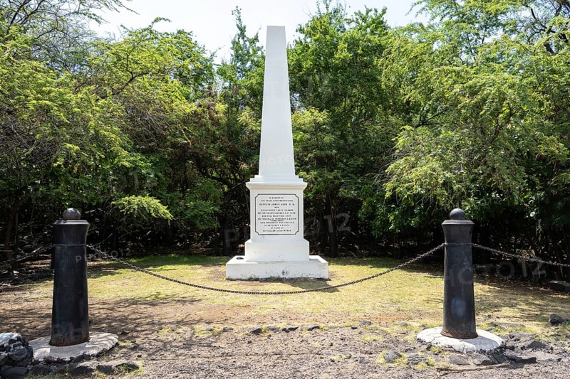 Caption Cook Monument at the end of Ka'Awaloa, Captain Cook Monument Trail, Kealakekua, Caption Cook, Big Island, Hawaii, USA, North America