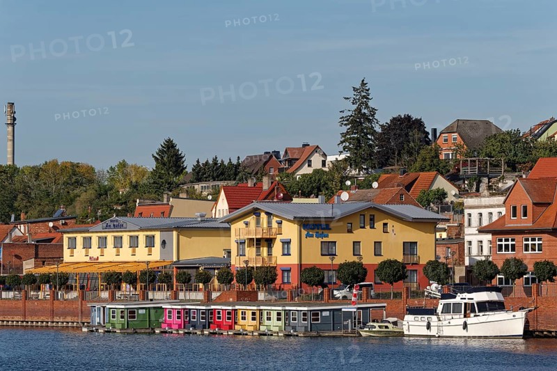 Boathouses on the banks of the Havel River in front of a hotel in the Hanseatic town of Havelberg in the Altmark region. Havelberg, Saxony-Anhalt, Germany, Europe