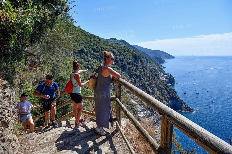 Hikers on the trail between Levanto and Monterosso, Cinque Terre, La Spezia Province, Liguria, Italy, Europe