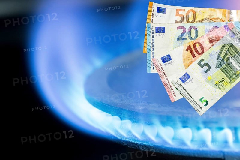 Symbolic image, gas cooker, gas flame, gas price, gas price increase, energy, energy costs, banknotes, euro