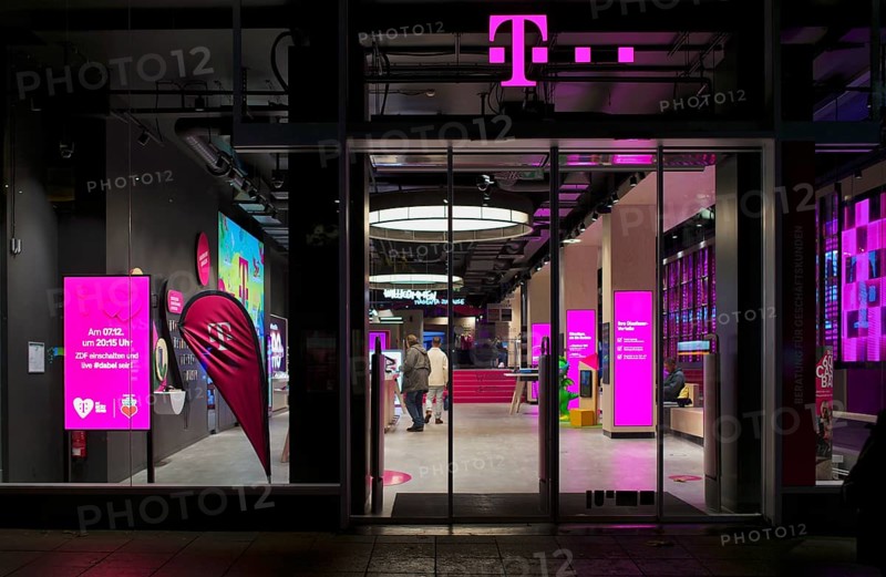 Night shot, Telekom Shop, shop window, pedestrian zone, shopping, logo, shop, branch, Königsstraße, Stuttgart, Baden-Württemberg, Germany, Europe
