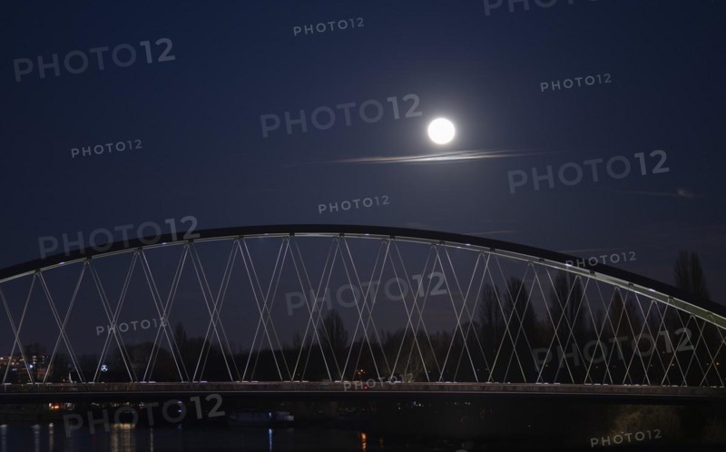Night shot, full moon over Osthafenbrücke, Frankfurt am Main, Hesse, Germany, Europe