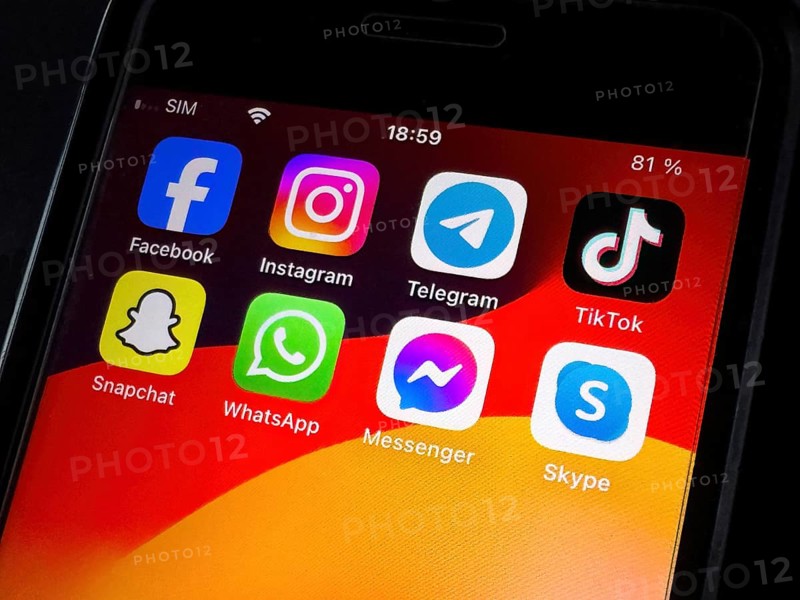 Apps programmes icons for software on display of smart device smartphone mobile phone phone iPhone IOS for chat chats social contacts on the internet with on smart device smartphone mobile phone phone iPhone IOS social media top from left Facebook Instagram Telegram video platform Chinese platform for videos Reels TikTok bottom from left Snapchat WhatsApp Messenger Skype, international