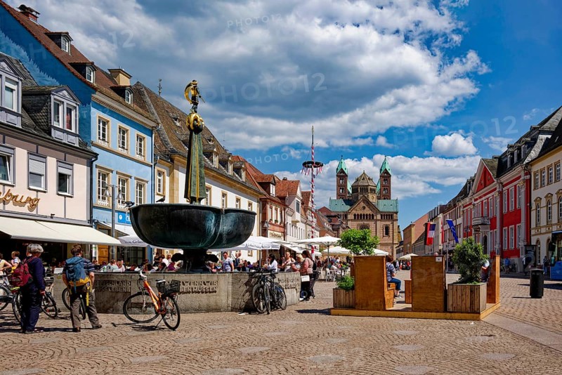 Figure of St George and the dragon, St George's Fountain, Maximilianstraße, Speyer, Rhineland-Palatinate, Germany, Europe