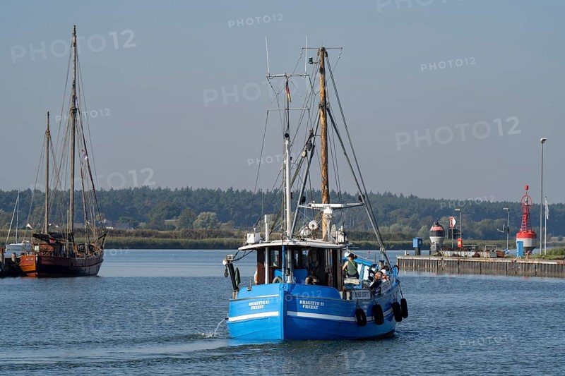 Fishing boat in the harbour entrance at the Peenestrom, Baltic resort Karlshagen, Island Usedom, Baltic Sea, Mecklenburg-Vorpommern, Germany, Europe