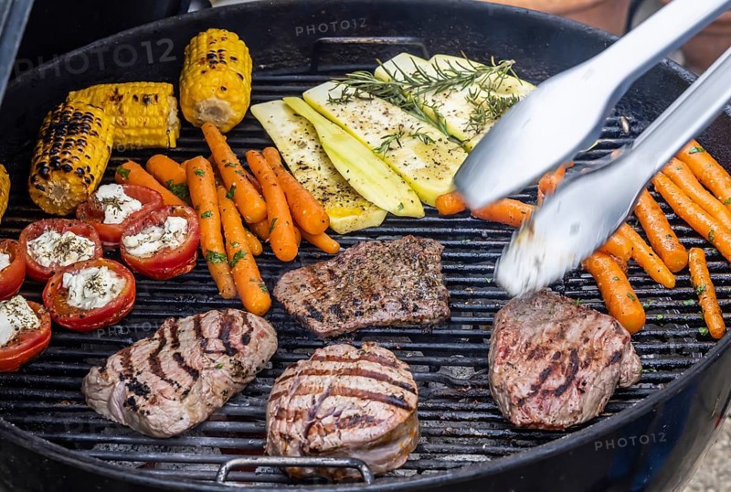 Whether vegetarian or with meat: barbecues are on trend. Vegetables such as carrots, tomatoes and courgettes as well as steaks on a kettle grill. Germany