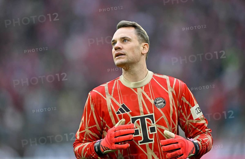 Goalkeeper Manuel Neuer FC Bayern Munich FCB (01) portrait during warm-up training Allianz Arena, Munich, Bavaria, Germany, Europe