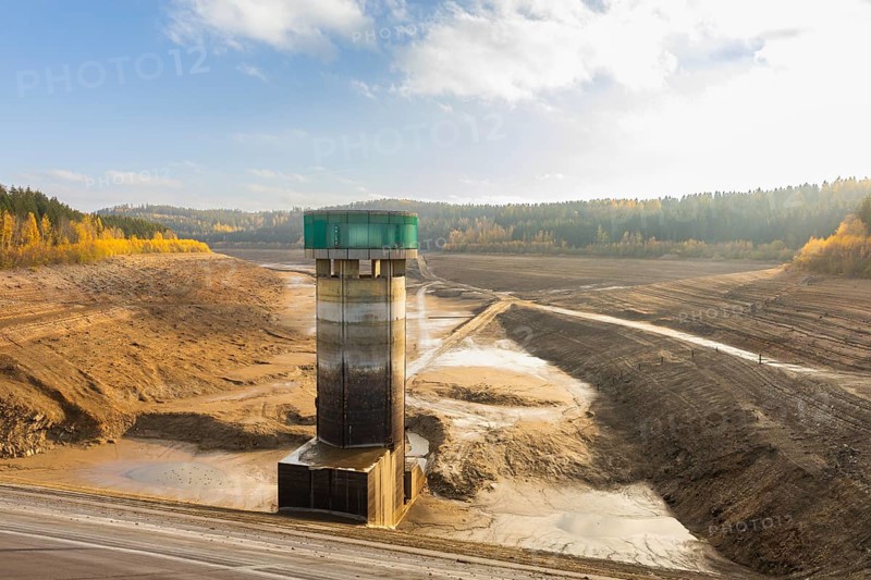 Lichtenberg dam, the Saxony State Dam Authority has drained around 8 million cubic metres of water for the upcoming renovation. Dam wall with water extraction tower with flood spillway. Lichtenberg/Erzgebirge, Saxony, Germany, Europe
