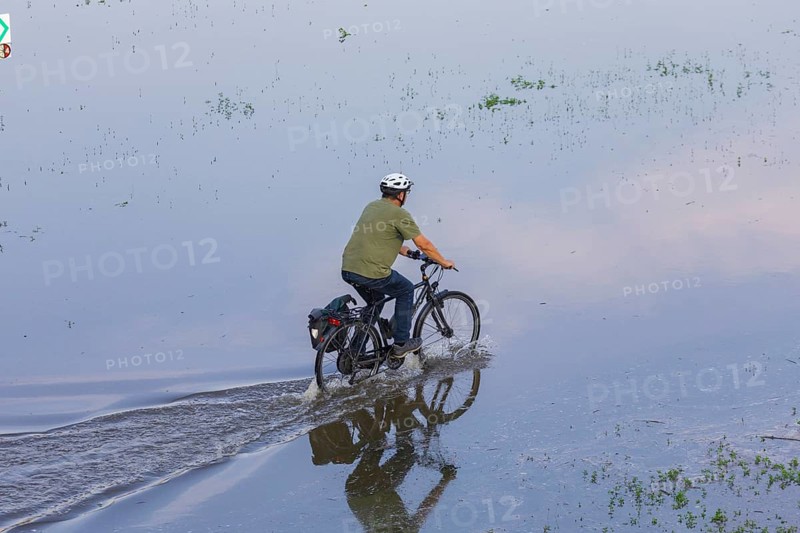 A weather-determining low-pressure system is moving from northern Italy on a so-called Vb track via Austria and the Czech Republic to Poland, bringing very humid air with it. This will also lead to flooding in the Elbe in Saxony. On 18.9.24, the level of the Elbe in Dresden is 6.06m. Cyclists on the Elbe cycle path, which is closed due to flooding, Elbe floods in Dresden, Dresden, Saxony, Germany, Europe