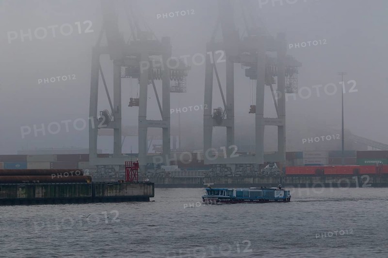 Weather, heavy fog in winter, barge on the Elbe and container gantry cranes in dense fog at the Tollerort container terminal in the port of Hamburg, Germany, Europe