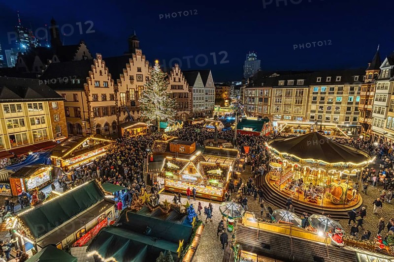 The Frankfurt Christmas Market was officially opened on 21.11.2022 with the switching on of the lights of Christmas tree Manni., Römerberg, Frankfurt am Main, Hesse, Germany, Europe