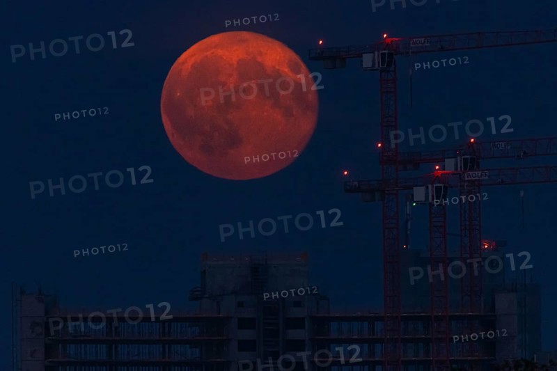 The full moon passes over a construction site in Offenbach am Main. A super moon will shine from the sky on 17 and 18 September 2024. On the night of 17 to 18 September 2024, the full moon will be just 357, 500 kilometres away from Earth, Frankfurt, Hesse, Germany, Europe