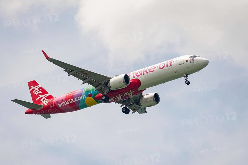 15.07.2023, Singapore, Republic of Singapore, Asia, An AirAsia Malaysia passenger aircraft of the type Airbus A321 Neo with the registration 9M-VAA in the special livery, Asia