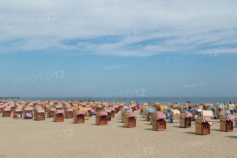 Symbolic picture weather, summer, bathers and beach chairs in front of a blue sky on the sandy beach at the Baltic Sea, seaside resort Travemünde, Hanseatic city of Lübeck, Schleswig-Holstein, Germany, Europe