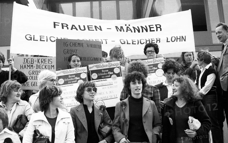 In front of and in the regional labour court, 29 woman and their relatives fought for equal pay in their company, the photo producer Heinz in Gelsenkirchen, for equal pay, accompanied in solidarity by relatives of other companies and trade unions on 19.09.1979 in Hamm, Germany, Europe