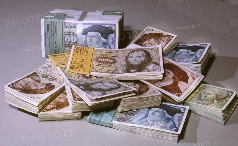 DEU, Germany: Historical slides from the 84-85 r years, Iserlohn. Finances. A lot of money in D-Mark ca 1984