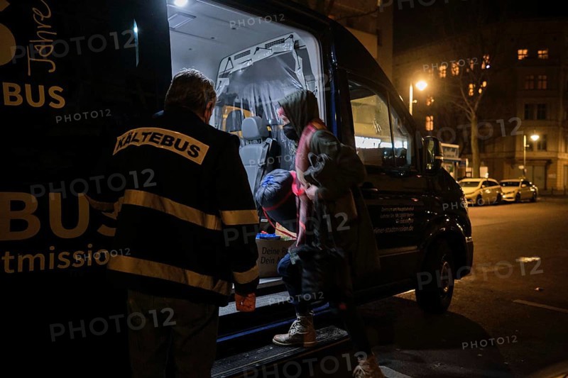 Germany, Berlin, 25.11.2018, cold bus of the Berlin City Mission, homeless person, employee of the City Mission Mathias Spreemann, Europe