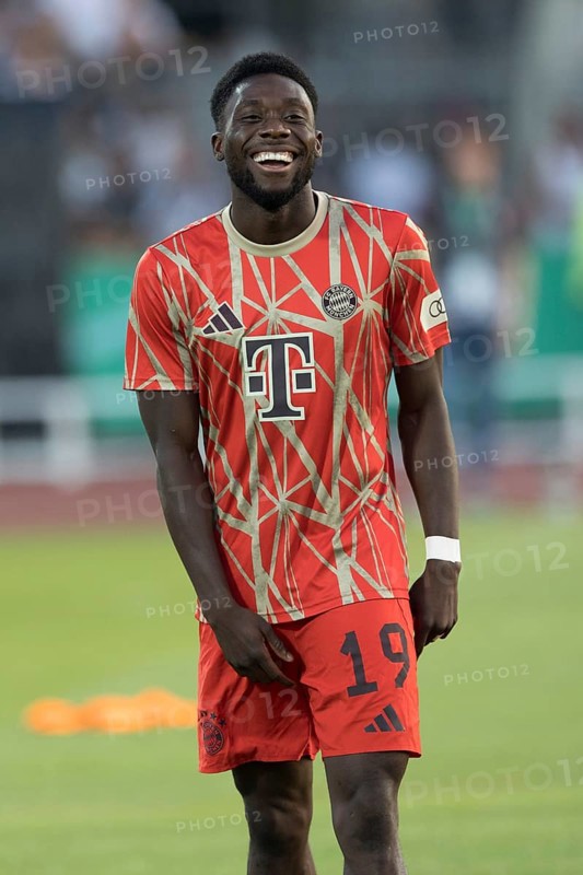 Football match, Alphonso Boyle DAVIES FC Bayern Munich in front of the match laughing during warm-up, football stadium Donaustadion, Ulm, Germany, Europe