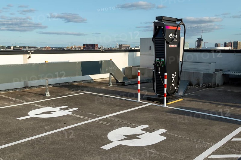 Mobility, e-charging Hamburg, charging station, charging station for electric vehicles on the car park deck of MediaMarkt Tech Village, Hamburg, Germany, Europe