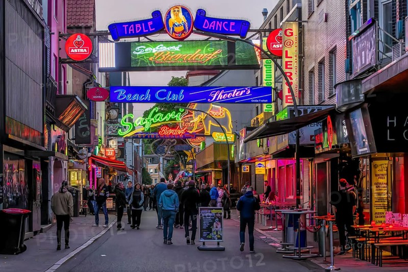 Große Freiheit Side street to the Reeperbahn in the evening hours, St. Pauli, Hanseatic City of Hamburg, Country Hamburg, North Germany, Germany, Europe