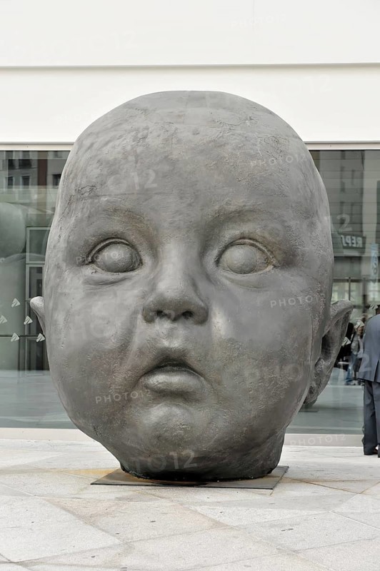 Dia y Noche, Day and Night, sculptures by Antonio López, near Atocha railway station, Madrid, Spain, Europe, Monumental sculpture of a baby's head in front of a modern building in an urban space, Europe